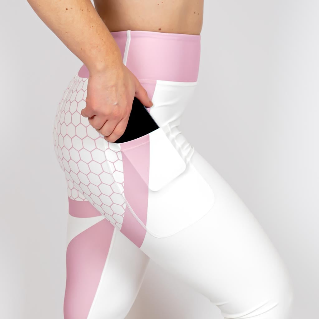 Kvinde i højtaljede mønstrede leggings. Tights har lommer på begge sider. Meget elastiske og squat proof.