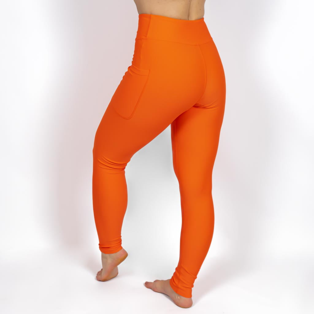 Kvinde i højtaljede ensfarvet leggings. Tights har lommer på begge sider. Meget elastiske og squat proof. 