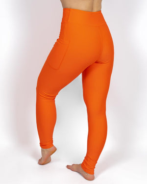 Kvinde i højtaljede ensfarvet leggings. Tights har lommer på begge sider. Meget elastiske og squat proof. 