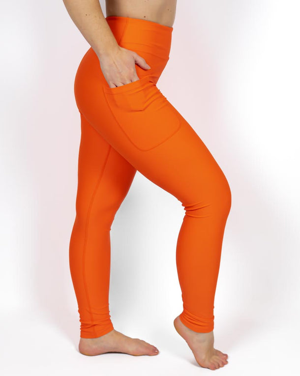 Kvinde i højtaljede ensfarvet leggings. Tights har lommer på begge sider. Meget elastiske og squat proof. 
