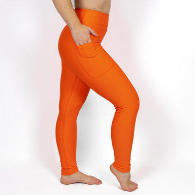 Kvinde i højtaljede ensfarvet leggings. Tights har lommer på begge sider. Meget elastiske og squat proof. 
