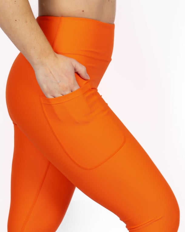 Kvinde i højtaljede ensfarvet capris. Capris har lommer på begge sider. Meget elastiske og squat proof. 