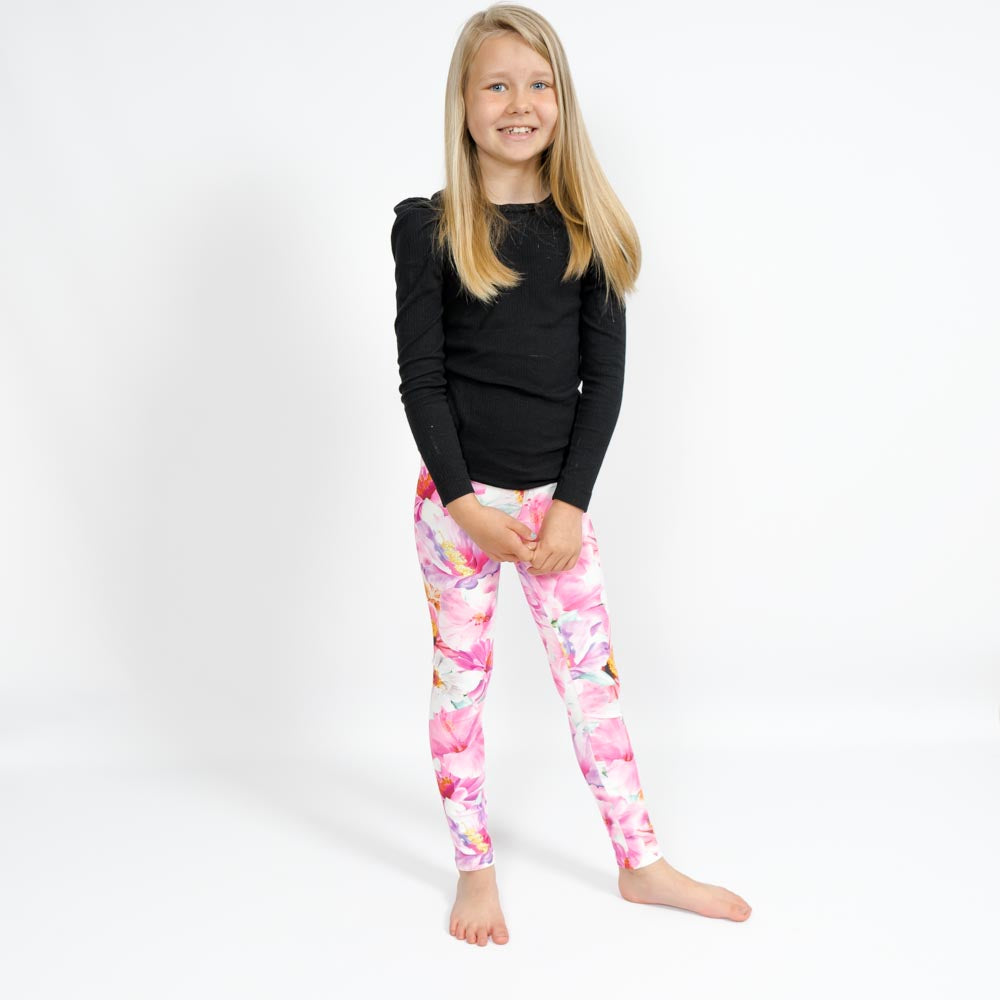 Barn i højtaljede mønstrede leggings. Meget elastiske og perfekt til leg og hverdag. Ikke gennemsigtige.