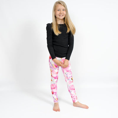 Barn i højtaljede mønstrede leggings. Meget elastiske og perfekt til leg og hverdag. Ikke gennemsigtige.
