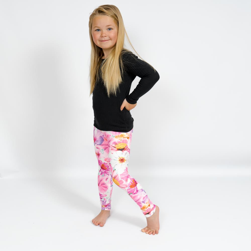 Barn i højtaljede mønstrede leggings. Meget elastiske og perfekt til leg og hverdag. Ikke gennemsigtige.