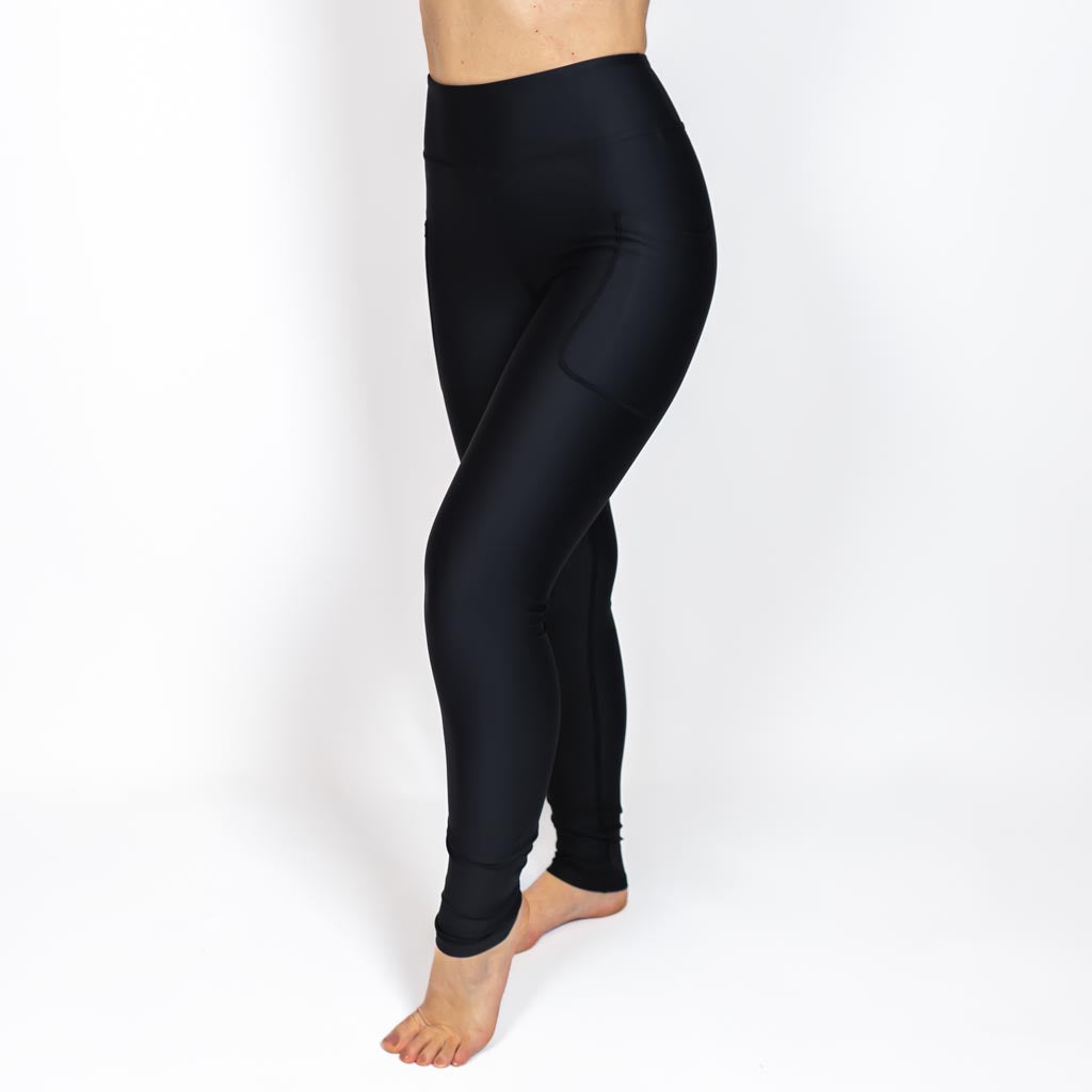 Kvinde i højtaljede ensfarvet leggings. Tights har lommer på begge sider. Meget elastiske og squat proof. 