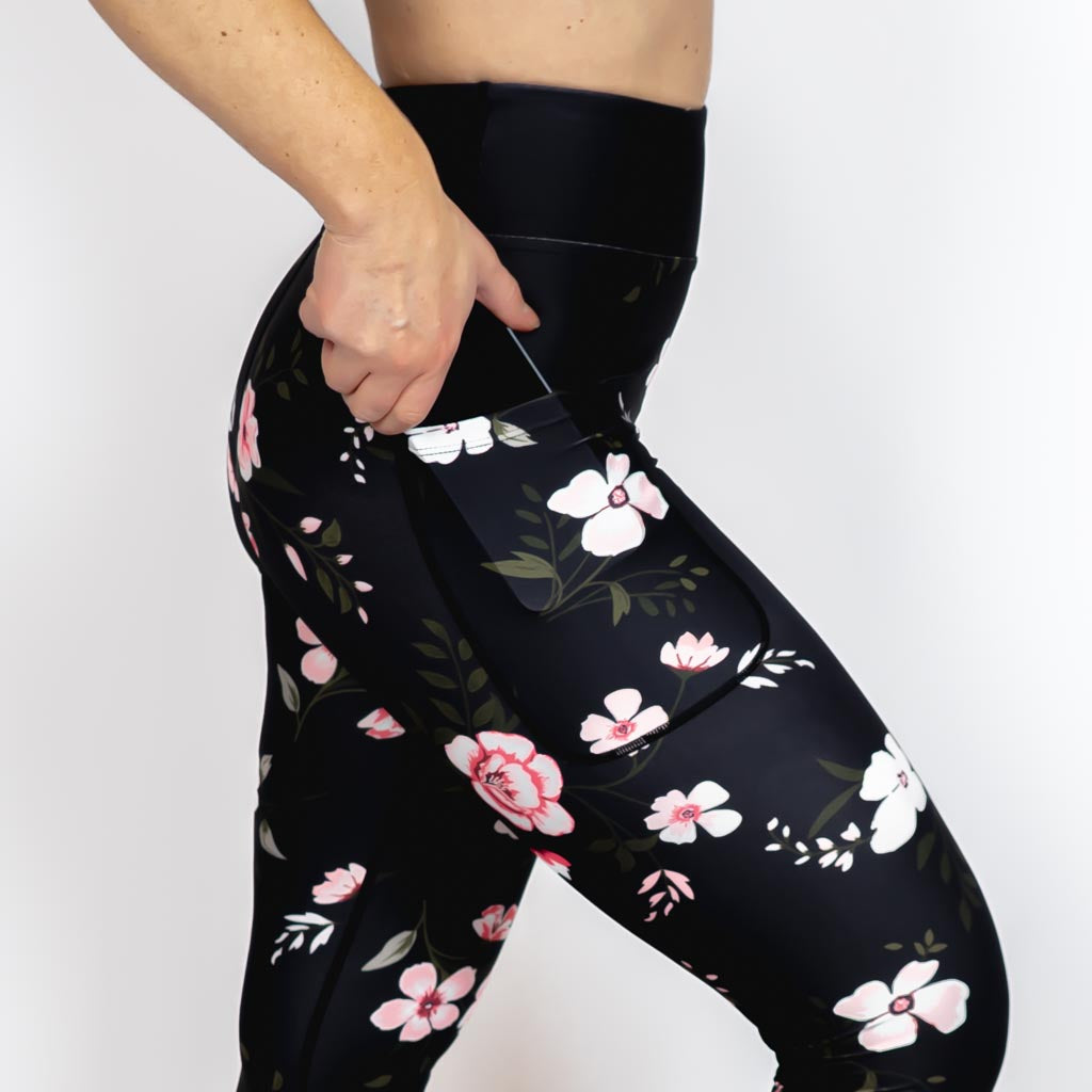 Kvinde i højtaljede mønstrede leggings. Tights har lommer på begge sider. Meget elastiske og squat proof.