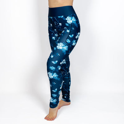 Kvinde i højtaljede mønstrede leggings. Tights har lommer på begge sider. Meget elastiske og squat proof.