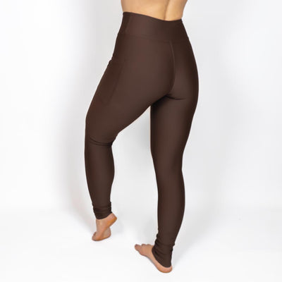 Kvinde i højtaljede ensfarvet leggings. Tights har lommer på begge sider. Meget elastiske og squat proof. 