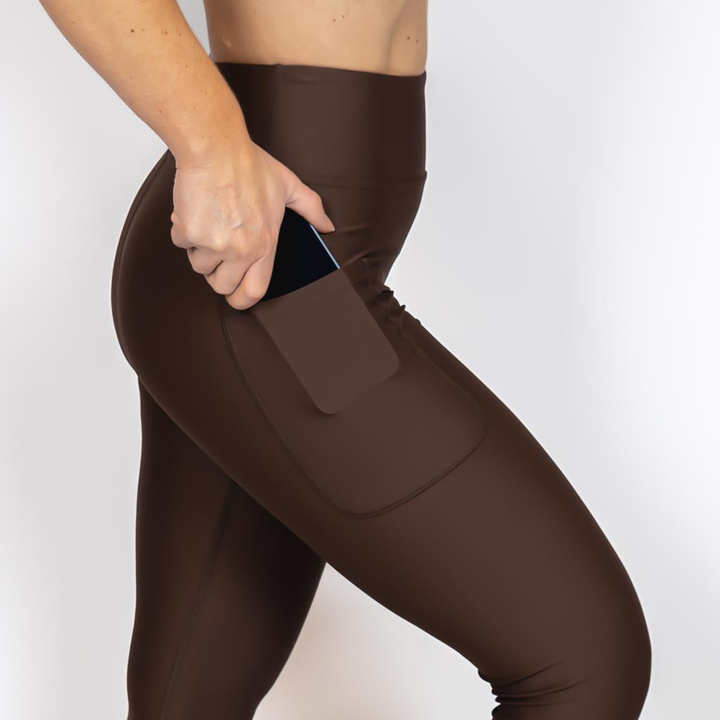 Kvinde i højtaljede ensfarvet leggings. Tights har lommer på begge sider. Meget elastiske og squat proof. 