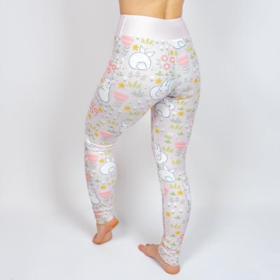 Kvinde i højtaljede mønstrede leggings. Tights har lommer på begge sider. Meget elastiske og squat proof.