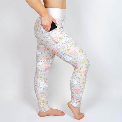 Kvinde i højtaljede mønstrede leggings. Tights har lommer på begge sider. Meget elastiske og squat proof.