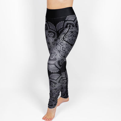 Kvinde i højtaljede mønstrede leggings. Tights har lommer på begge sider. Meget elastiske og squat proof.