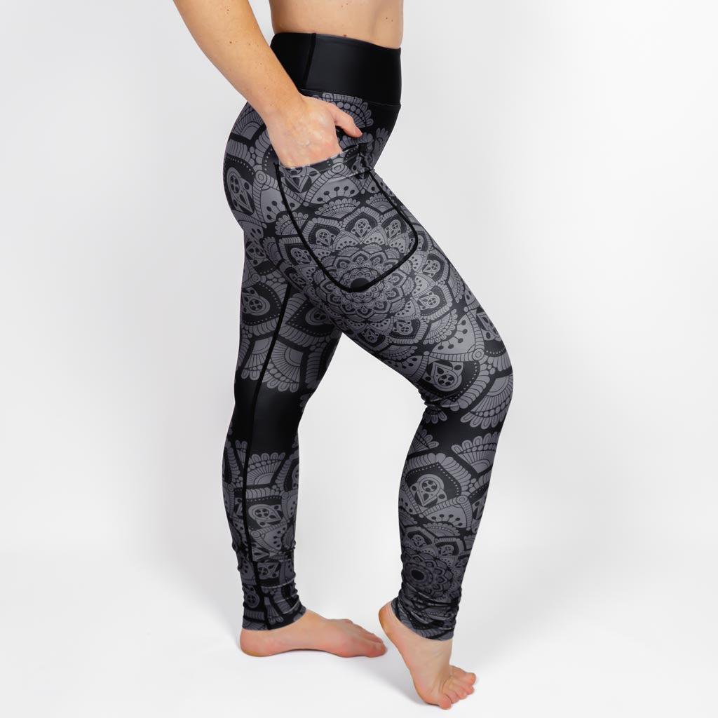 Kvinde i højtaljede mønstrede leggings. Tights har lommer på begge sider. Meget elastiske og squat proof.