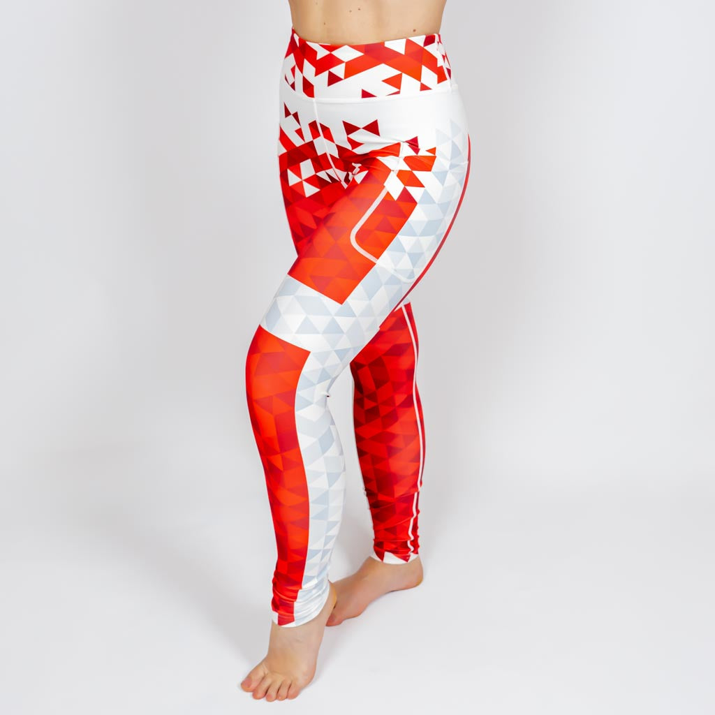 Kvinde i højtaljede mønstrede leggings. Tights har lommer på begge sider. Meget elastiske og squat proof.