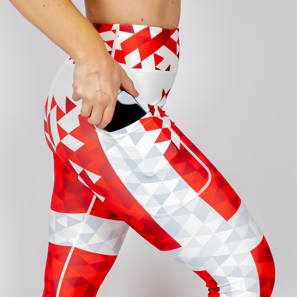 Kvinde i højtaljede mønstrede leggings. Tights har lommer på begge sider. Meget elastiske og squat proof.