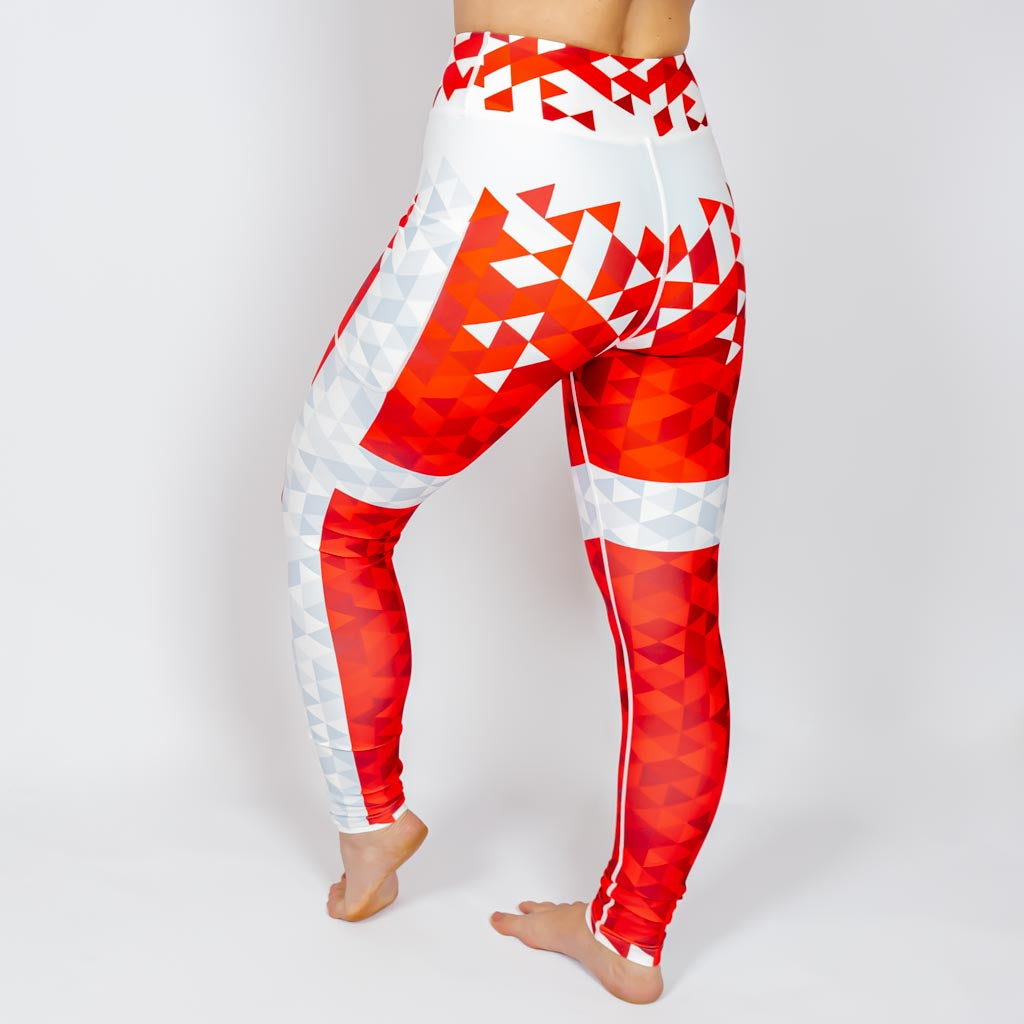 Kvinde i højtaljede mønstrede leggings. Tights har lommer på begge sider. Meget elastiske og squat proof.