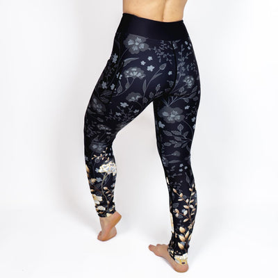 Kvinde i højtaljede mønstrede leggings. Tights har lommer på begge sider. Meget elastiske og squat proof.