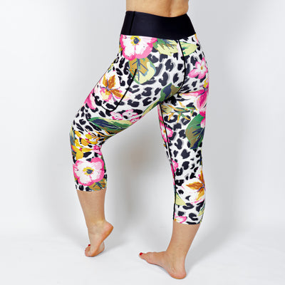 Kvinde i højtaljede mønstrede capris. Capris har lommer på begge sider. Meget elastiske og squat proof. 