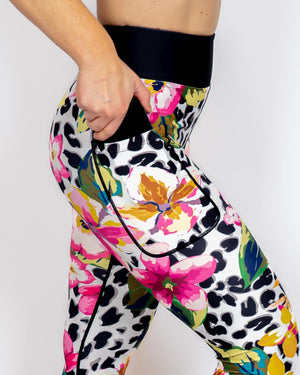 Kvinde i højtaljede mønstrede leggings. Tights har lommer på begge sider. Meget elastiske og squat proof.