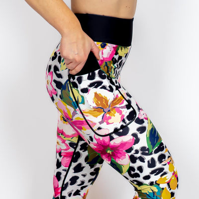 Kvinde i højtaljede mønstrede leggings. Tights har lommer på begge sider. Meget elastiske og squat proof.