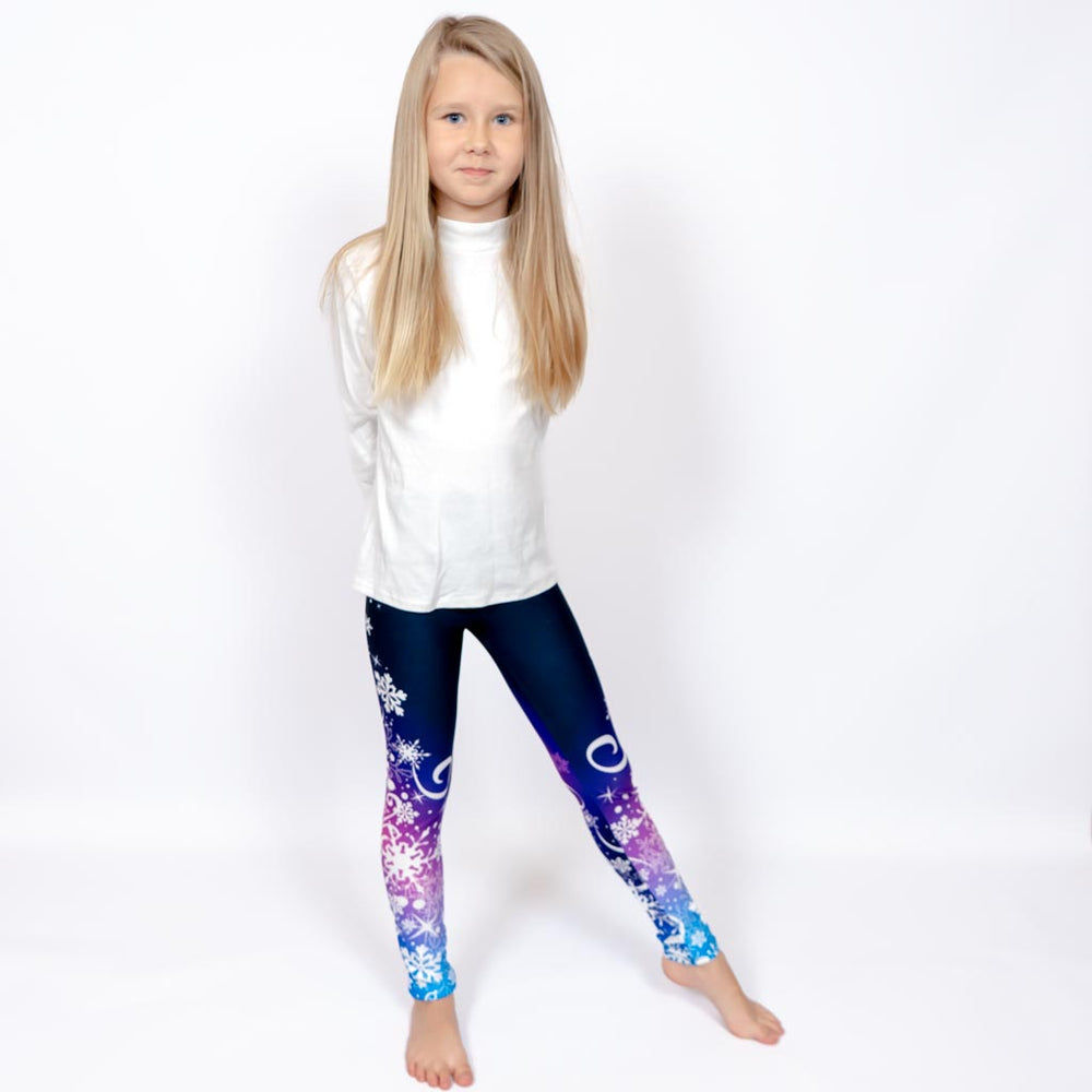 Barn i højtaljede mønstrede leggings. Meget elastiske og perfekt til leg og hverdag. Ikke gennemsigtige.