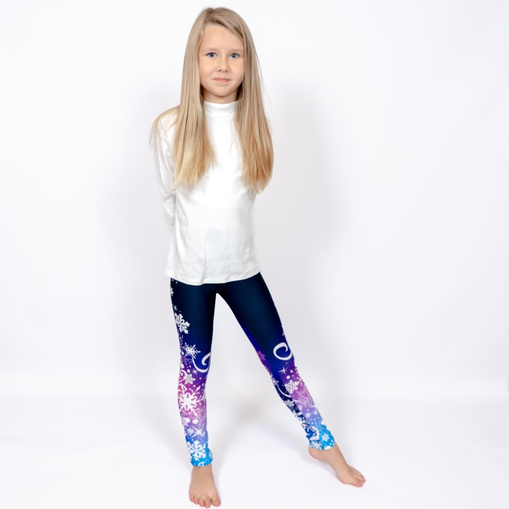 Barn i højtaljede mønstrede leggings. Meget elastiske og perfekt til leg og hverdag. Ikke gennemsigtige.