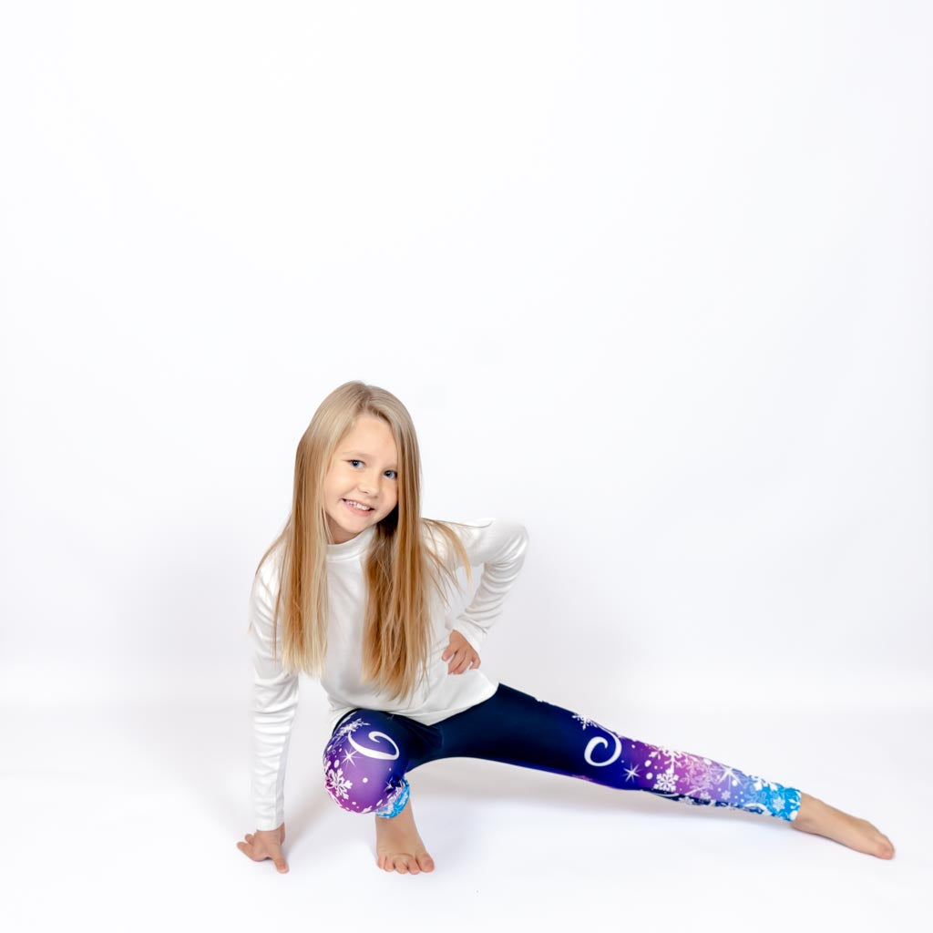 Barn i højtaljede mønstrede leggings. Meget elastiske og perfekt til leg og hverdag. Ikke gennemsigtige.