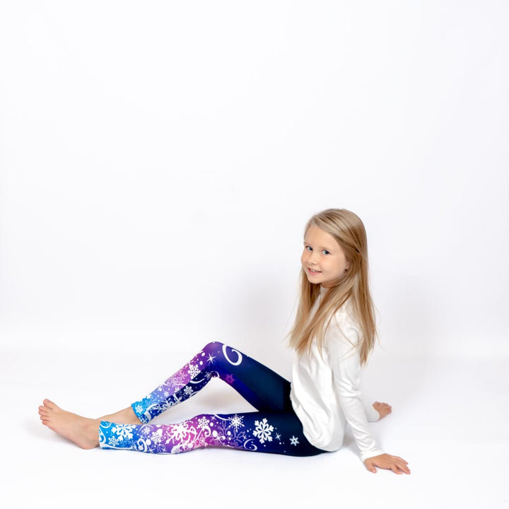 Barn i højtaljede mønstrede leggings. Meget elastiske og perfekt til leg og hverdag. Ikke gennemsigtige.