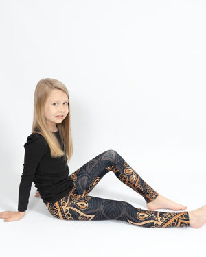 Barn i højtaljede mønstrede leggings. Meget elastiske og perfekt til leg og hverdag. Ikke gennemsigtige.