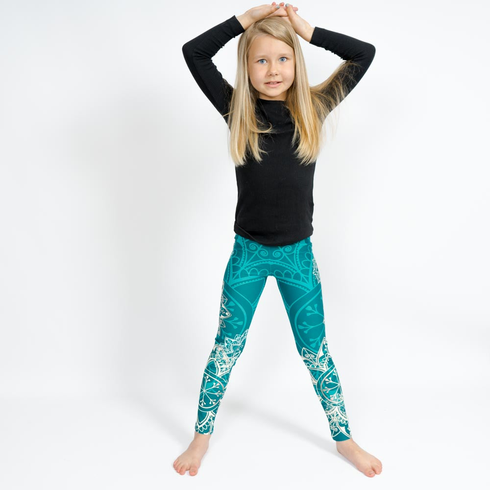 Barn i højtaljede mønstrede leggings. Meget elastiske og perfekt til leg og hverdag. Ikke gennemsigtige.