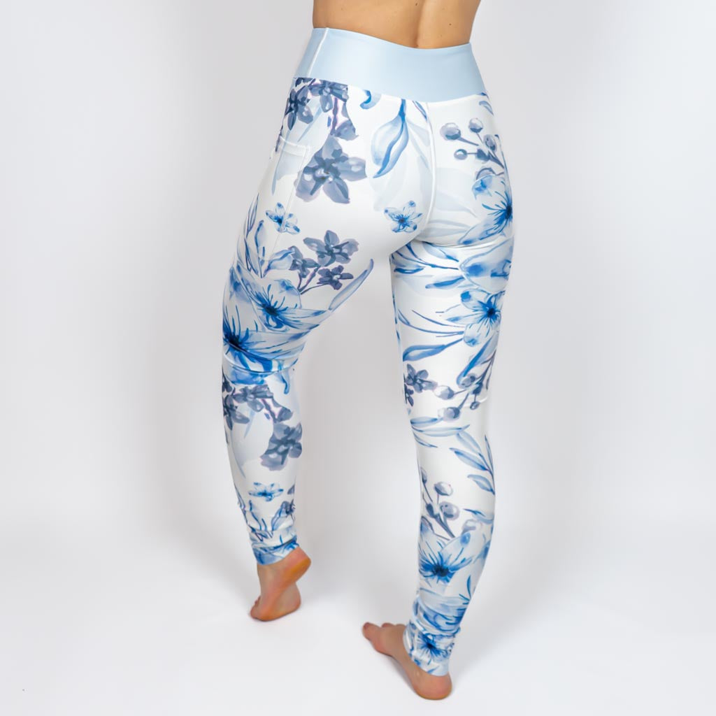 Kvinde i højtaljede mønstrede leggings. Tights har lommer på begge sider. Meget elastiske og squat proof.