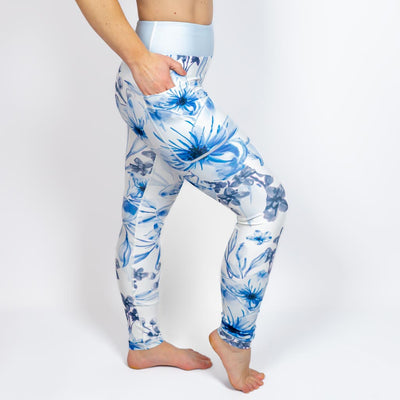 Kvinde i højtaljede mønstrede leggings. Tights har lommer på begge sider. Meget elastiske og squat proof.