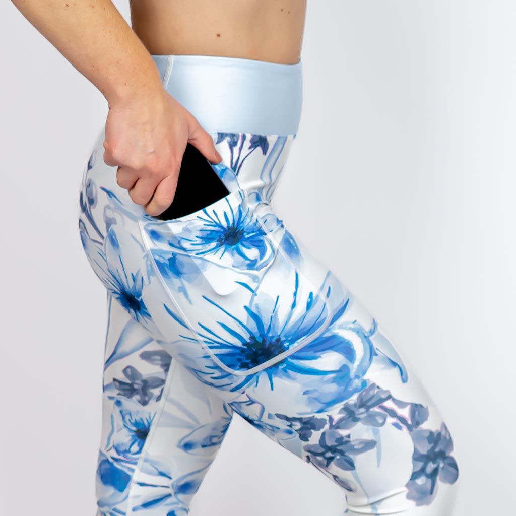 Kvinde i højtaljede mønstrede leggings. Tights har lommer på begge sider. Meget elastiske og squat proof.