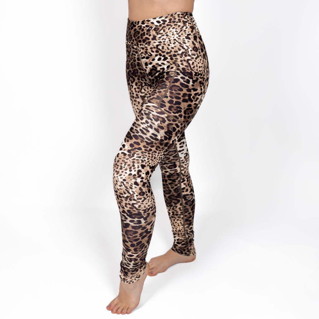 Kvinde i højtaljede mønstrede leggings. Tights har lommer på begge sider. Meget elastiske og squat proof.