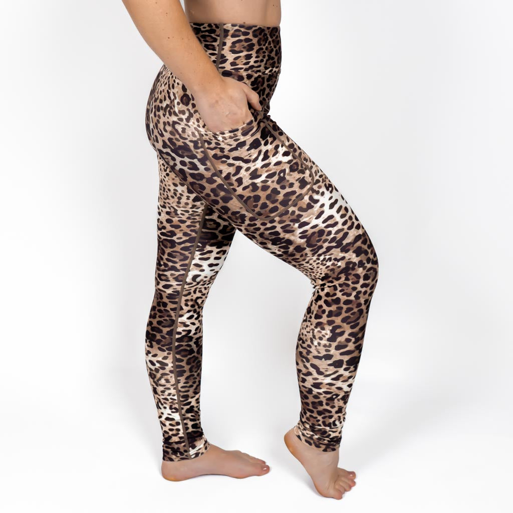 Kvinde i højtaljede mønstrede leggings. Tights har lommer på begge sider. Meget elastiske og squat proof.