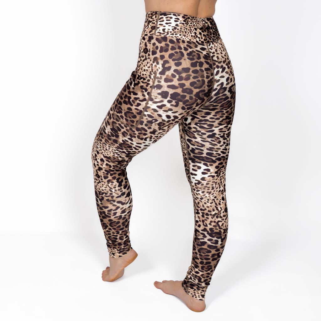 Kvinde i højtaljede mønstrede leggings. Tights har lommer på begge sider. Meget elastiske og squat proof.