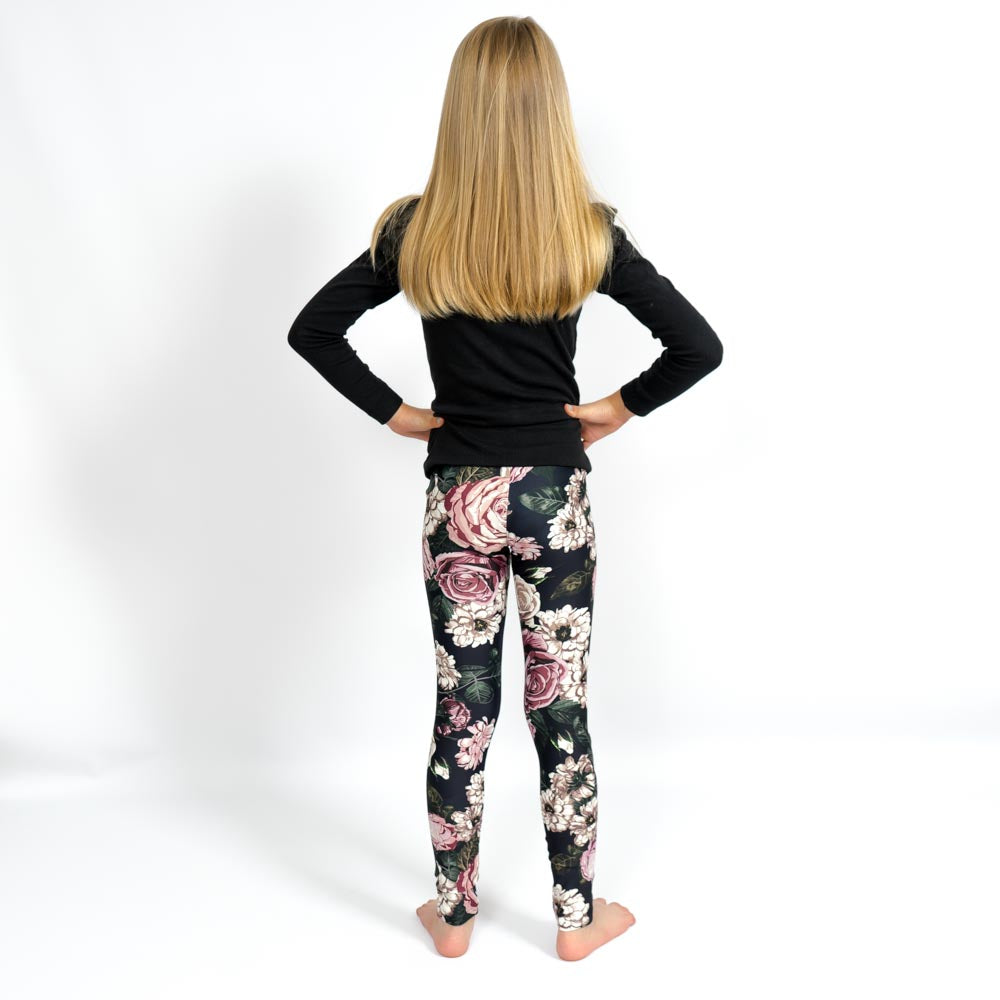 Barn i højtaljede mønstrede leggings. Meget elastiske og perfekt til leg og hverdag. Ikke gennemsigtige.