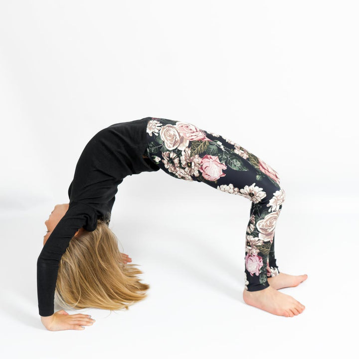 Barn i højtaljede mønstrede leggings. Meget elastiske og perfekt til leg og hverdag. Ikke gennemsigtige.