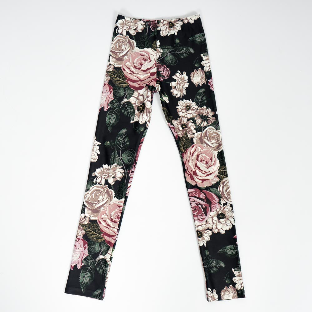 Barn i højtaljede mønstrede leggings. Meget elastiske og perfekt til leg og hverdag. Ikke gennemsigtige.