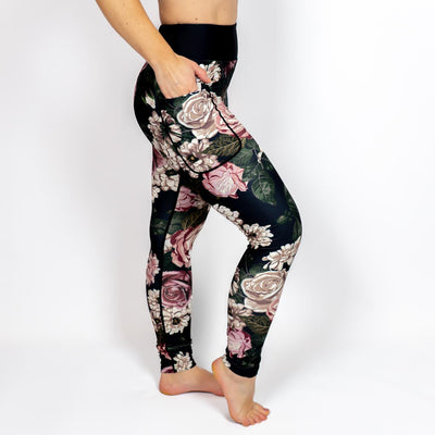 Kvinde i højtaljede mønstrede leggings. Tights har lommer på begge sider. Meget elastiske og squat proof.