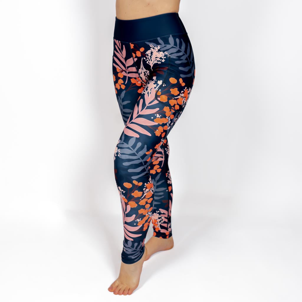 Kvinde i højtaljede mønstrede leggings. Tights har lommer på begge sider. Meget elastiske og squat proof.