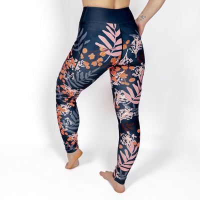 Kvinde i højtaljede mønstrede leggings. Tights har lommer på begge sider. Meget elastiske og squat proof.