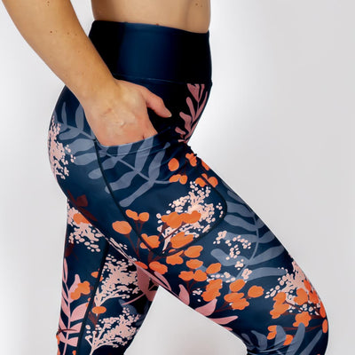 Kvinde i højtaljede mønstrede leggings. Tights har lommer på begge sider. Meget elastiske og squat proof.