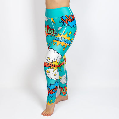 Kvinde i højtaljede mønstrede leggings. Tights har lommer på begge sider. Meget elastiske og squat proof.