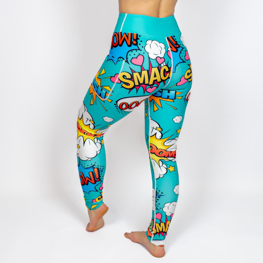 Kvinde i højtaljede mønstrede leggings. Tights har lommer på begge sider. Meget elastiske og squat proof.