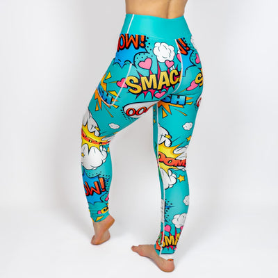 Kvinde i højtaljede mønstrede leggings. Tights har lommer på begge sider. Meget elastiske og squat proof.