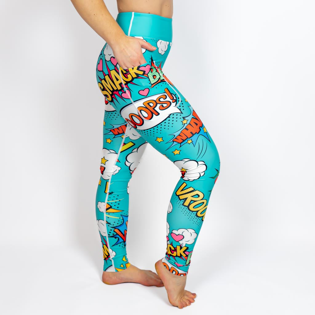 Kvinde i højtaljede mønstrede leggings. Tights har lommer på begge sider. Meget elastiske og squat proof.