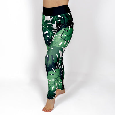 Kvinde i højtaljede mønstrede leggings. Tights har lommer på begge sider. Meget elastiske og squat proof.