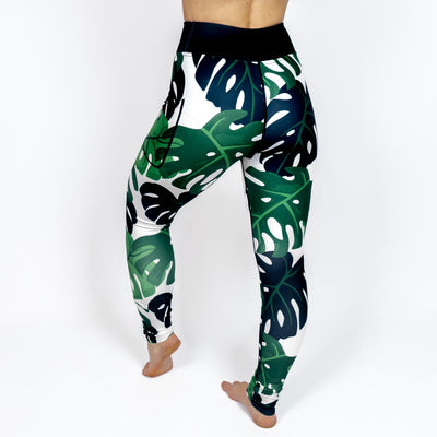 Kvinde i højtaljede mønstrede leggings. Tights har lommer på begge sider. Meget elastiske og squat proof.